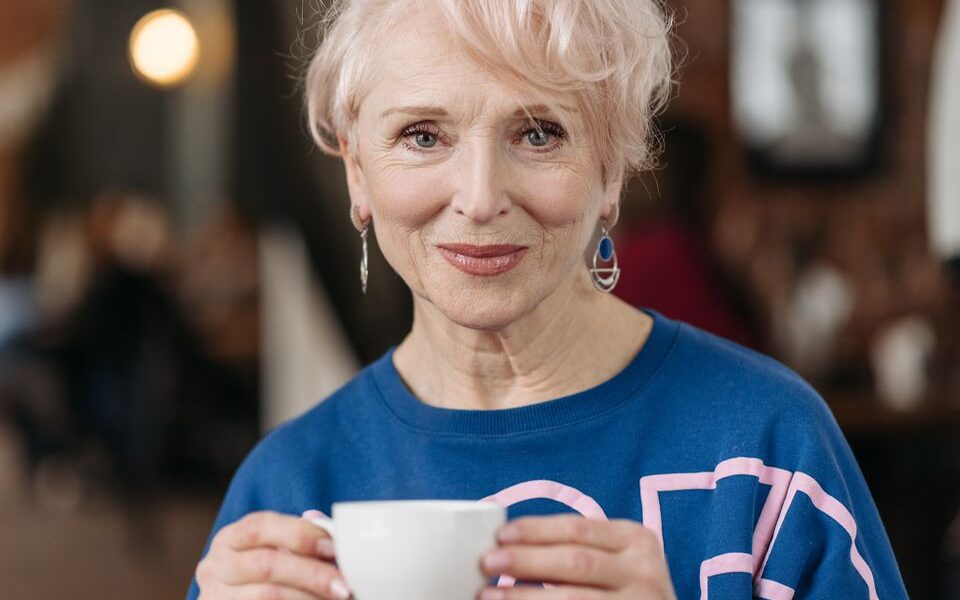 Секреты стойкости цвета: как сохранить яркость окрашенных седых волос