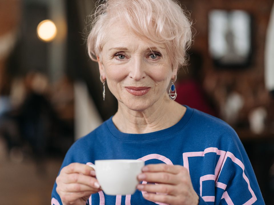 Секреты стойкости цвета: как сохранить яркость окрашенных седых волос