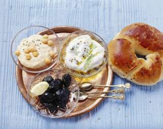 Сливовый десерт с грецким орехом в сметанном креме: рецепт для гурманов