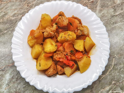 Нежное рагу из мяса, картофеля и овощей: простой рецепт для семейного ужина