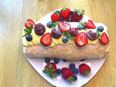 Легкий клубничный рулет: идеальный десерт для любого случая