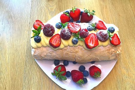 Легкий клубничный рулет: идеальный десерт для любого случая