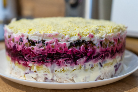 Слоёный салат "Графские забавы": рецепт для особенного случая