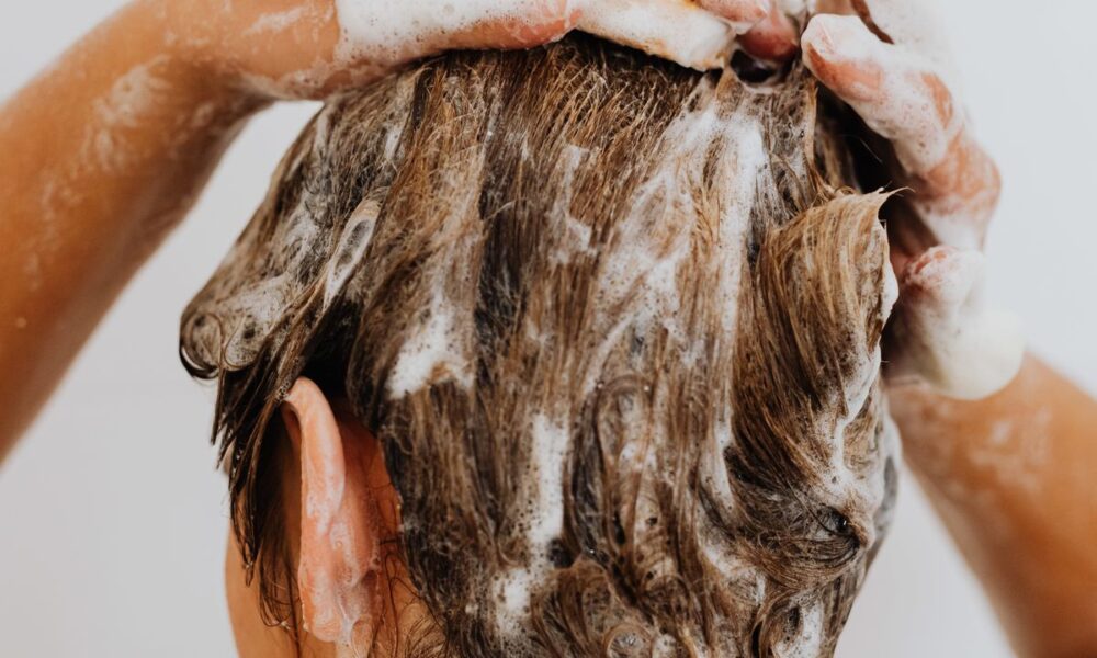 Находка для волос: копеечное средство, которое избавит от ежедневного мытья головы