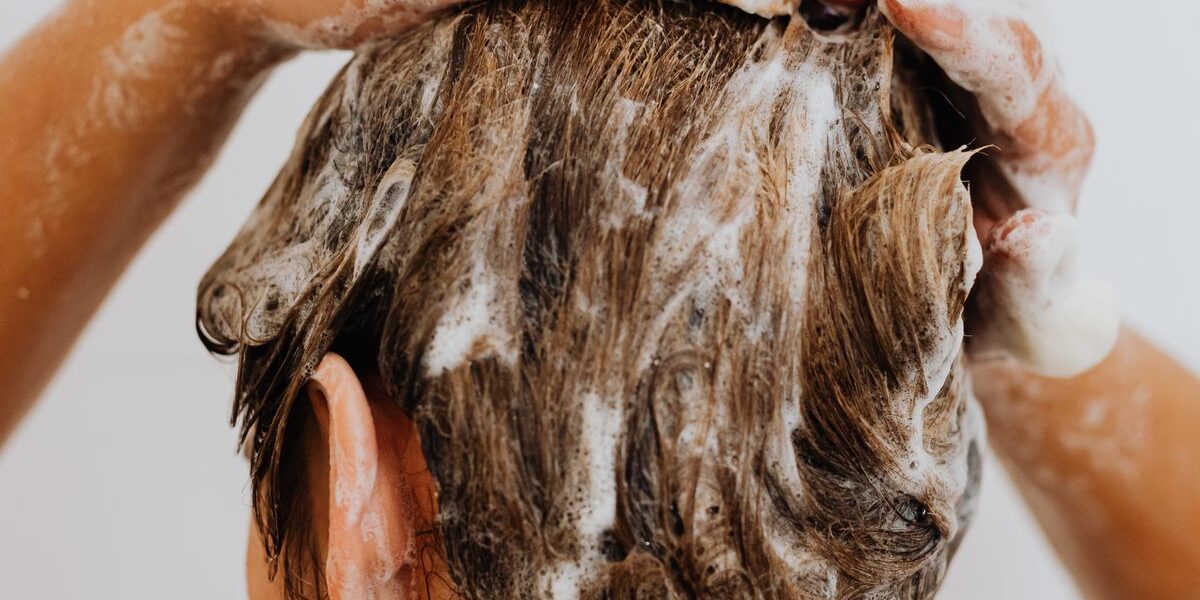 Находка для волос: копеечное средство, которое избавит от ежедневного мытья головы