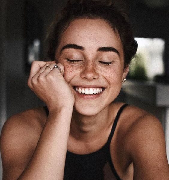 Улыбка и открытость: как стать увереннее и привлекательнее