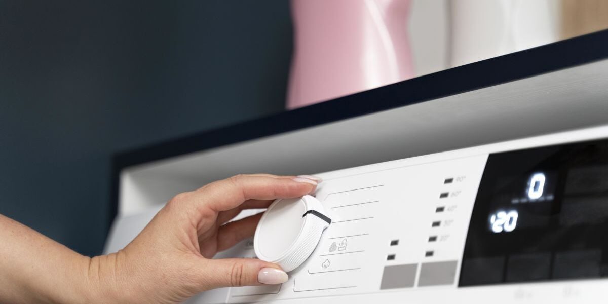 Лайфхак для дома: зачем опытные хозяйки добавляют влажную салфетку в стиральную машину