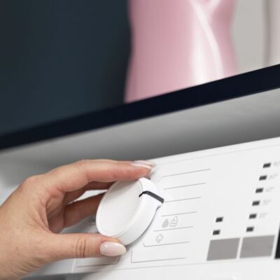 Лайфхак для дома: зачем опытные хозяйки добавляют влажную салфетку в стиральную машину