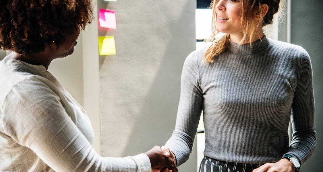 Как перестать стесняться и говорить о своих достижениях: секреты уверенности для женщин