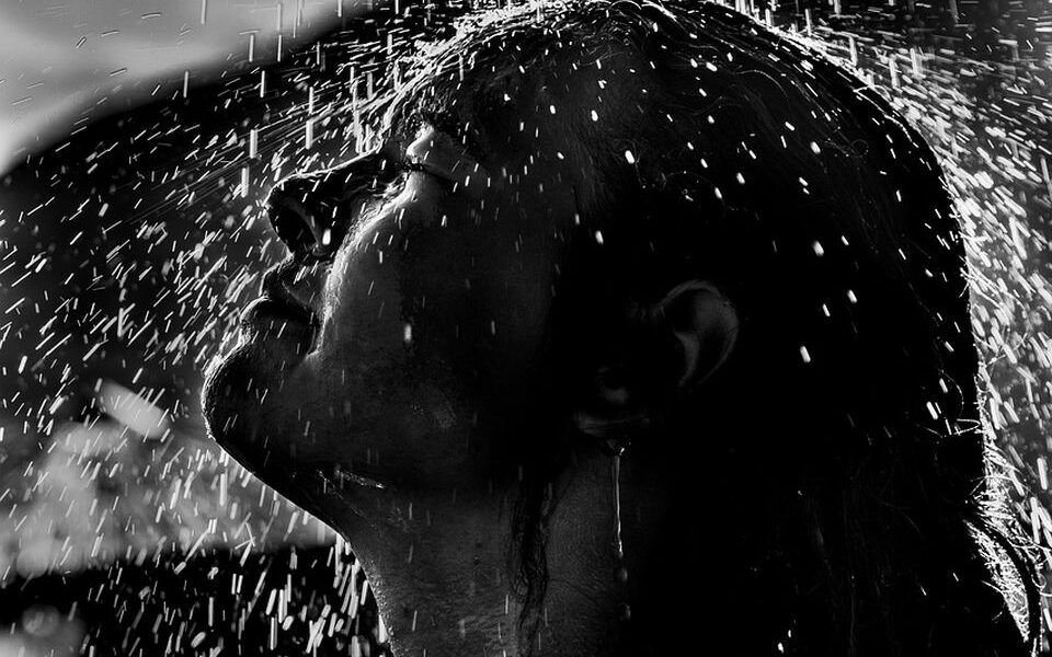 Секреты ухода: почему волосы жирнятся к вечеру и как этого избежать