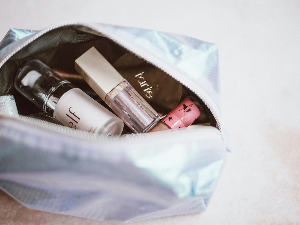 Секреты красоты звезд: идеальная косметичка для отпуска и сияющей кожи