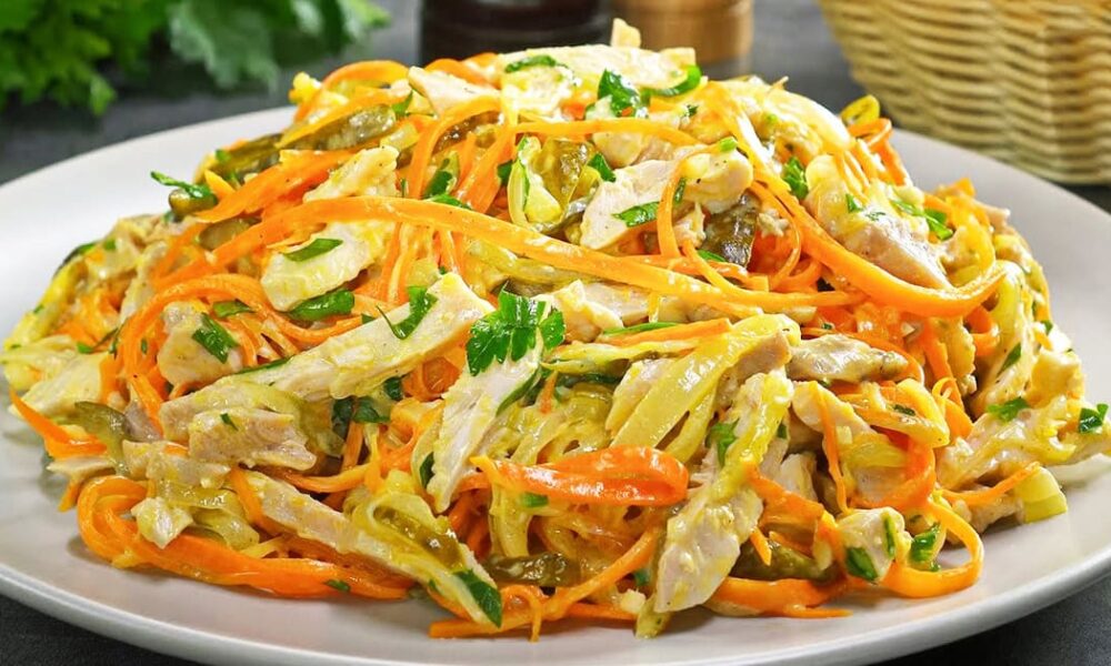 Салат "Вечерний": легкий и вкусный ужин, который готовится быстро