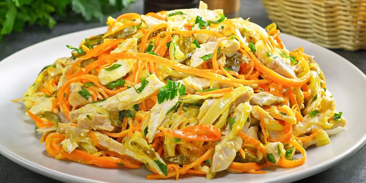 Салат "Вечерний": легкий и вкусный ужин, который готовится быстро