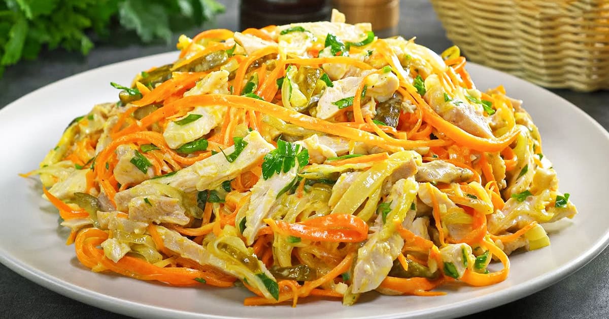 Салат "Вечерний": легкий и вкусный ужин, который готовится быстро