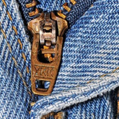Маркировка YKK на молниях: секреты производителя и история значка