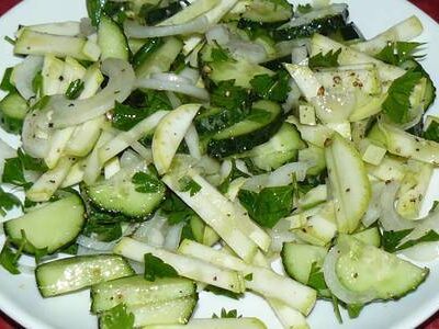 Легкий салат из кабачков: простой рецепт для вашего стола