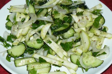 Легкий салат из кабачков: простой рецепт для вашего стола