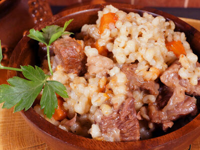Томленая перловая каша с мясом: простой и вкусный рецепт для всей семьи