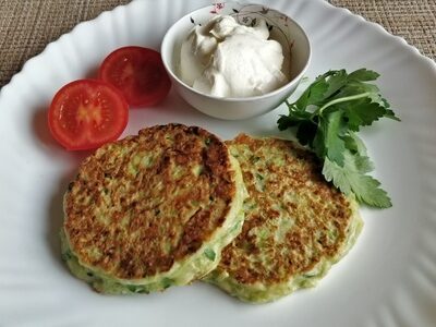 Легкие кабачковые оладьи с сыром: простой рецепт для всей семьи