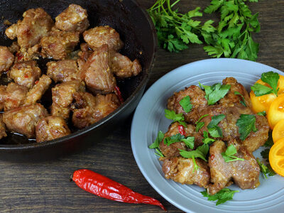 Нежная свинина в ароматном соево-имбирном маринаде: простой рецепт для ужина