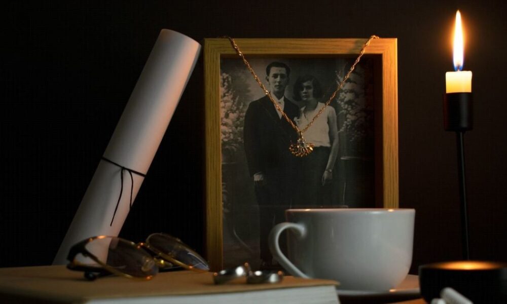 Традиции и суеверия: зачем ставят воду и хлеб после похорон и что об этом думает церковь