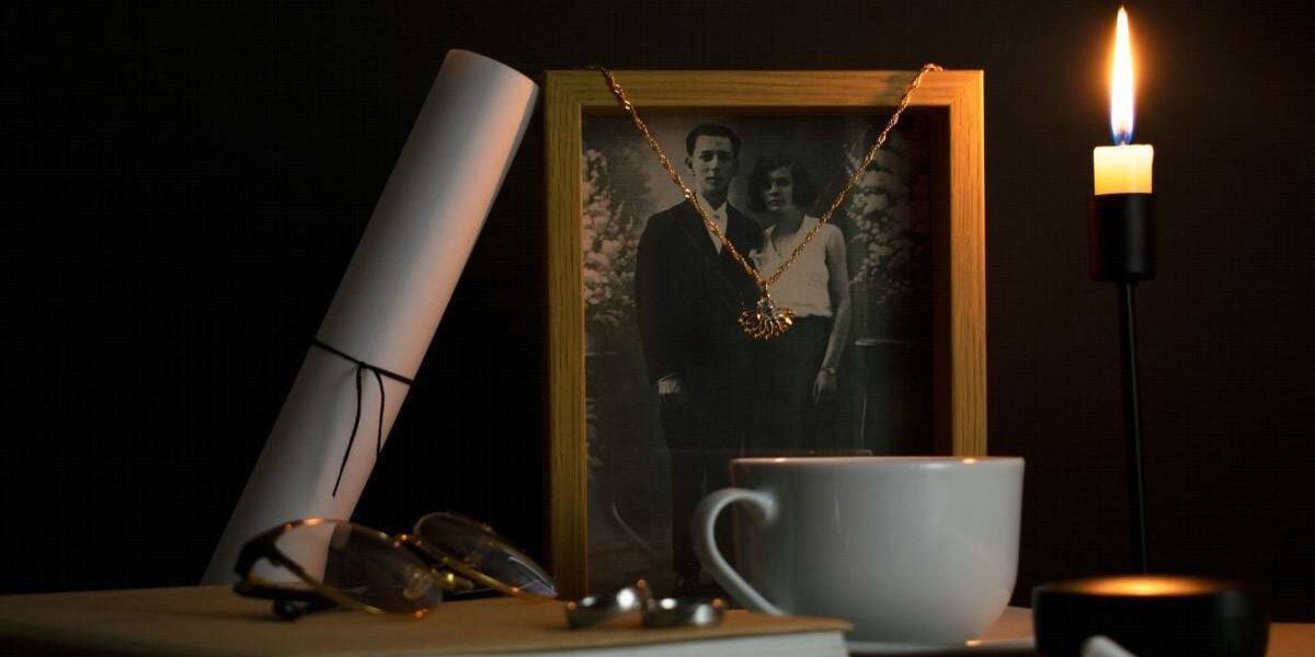 Традиции и суеверия: зачем ставят воду и хлеб после похорон и что об этом думает церковь