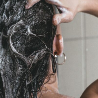 Когда вашим волосам нужна новая пара: признаки, что пора менять шампунь и кондиционер