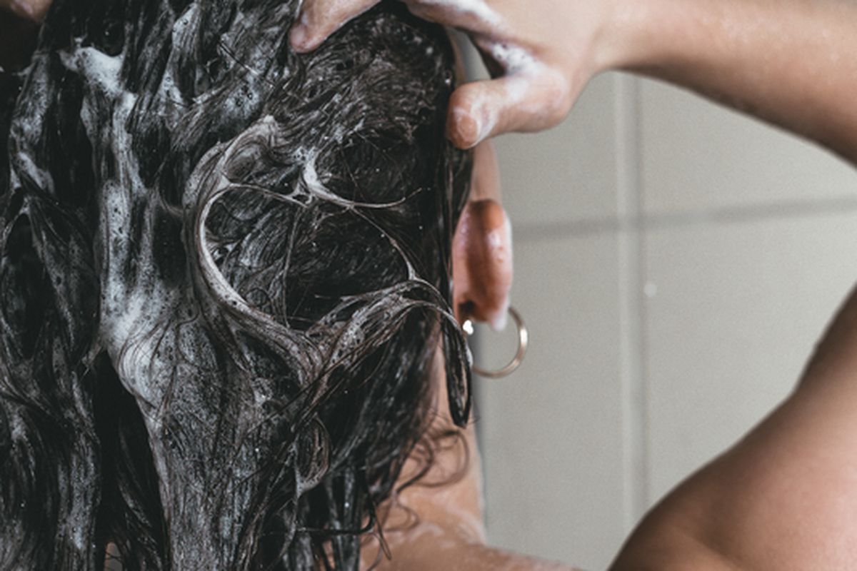 Когда вашим волосам нужна новая пара: признаки, что пора менять шампунь и кондиционер