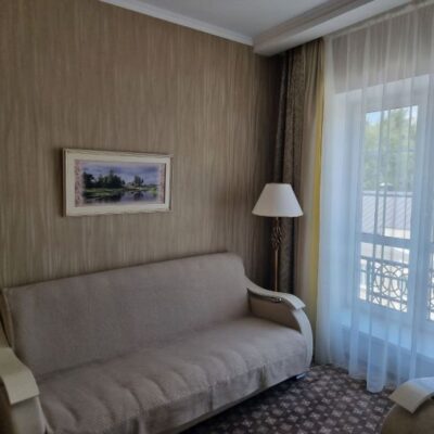 Как вывести пятна с дивана: секреты чистоты для вашего дома