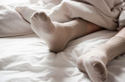 Как носки влияют на качество сна: секреты женского здоровья