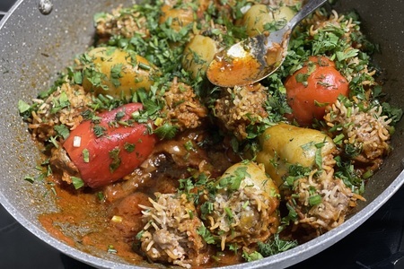 нежные тефтели, тефтели в соусе, фаршированные перцы, рецепт тефтелей, рецепт фаршированных перцев, тефтели с фаршированными перцами, вкусные тефтели, ароматный соус, рецепт от которого вы будете в восторге, домашние тефтели