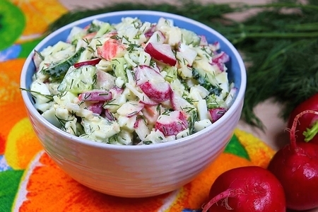 Легкий салат из редиса и крабовых палочек: быстрый рецепт для вашего стола