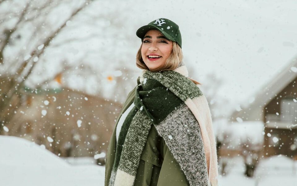 Почему стилисты рекомендуют отказаться от вязаных шапок этой зимой