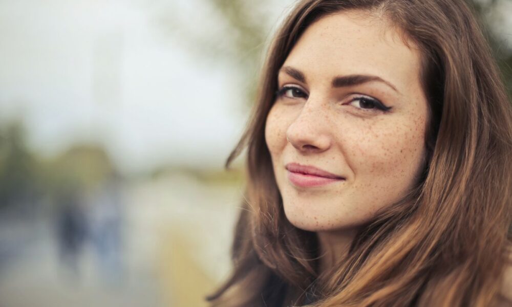 Как знаменитости избегают пигментных пятен: секреты безупречной кожи