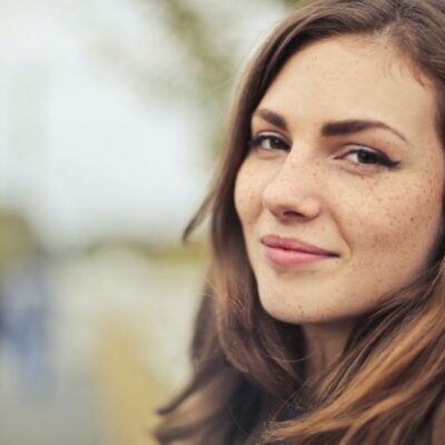 Как знаменитости избегают пигментных пятен: секреты безупречной кожи