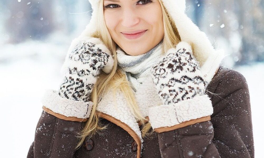 Секреты стильных образов: как сочетать верхнюю одежду и головные уборы, вдохновляясь звездами