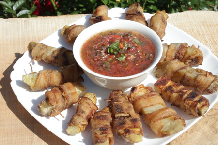 Рецепт сочной картошки с салом на углях: пикантный томатно-чесночный соус для идеального ужина