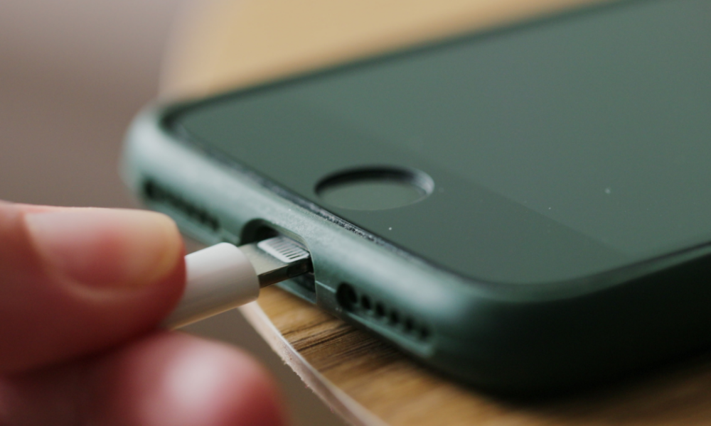 Можно ли говорить по телефону на зарядке: безопасность и лайфхаки для дома