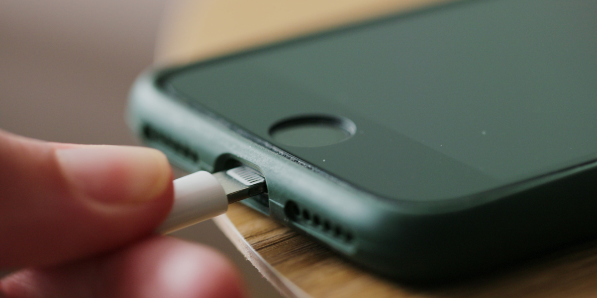 Можно ли говорить по телефону на зарядке: безопасность и лайфхаки для дома