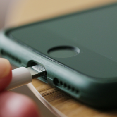 Можно ли говорить по телефону на зарядке: безопасность и лайфхаки для дома