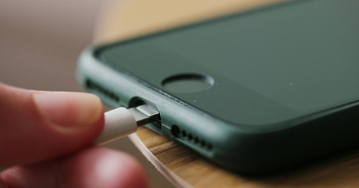 Можно ли говорить по телефону на зарядке: безопасность и лайфхаки для дома