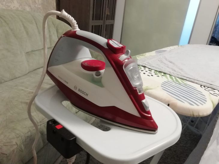 Лайфхаки для дома: как освежить одежду без утюга и другие полезные советы