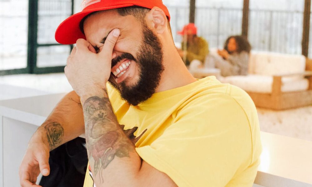 Почему мы смеемся, когда нам грустно: признак проблемы или защитная реакция?