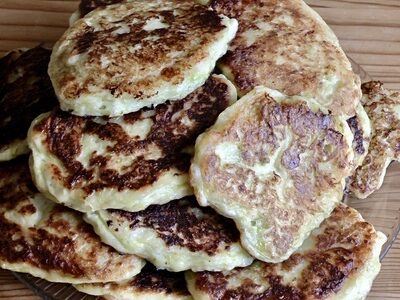 Легкие творожно-кабачковые оладьи: вкусный и полезный рецепт для всей семьи