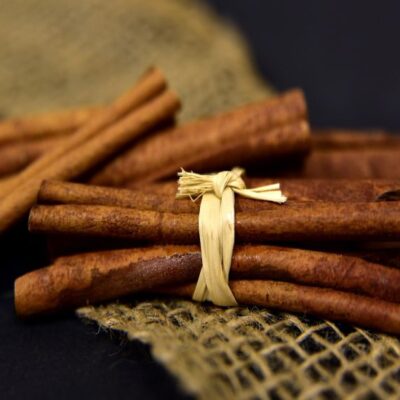 Секреты ароматного уюта: почему опытные хозяйки добавляют палочки корицы в быту