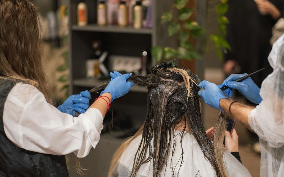 Что нельзя делать после окрашивания волос, чтобы сохранить цвет надолго