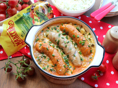 Нежные колбаски в ароматном луковом соусе: рецепт с майонезом