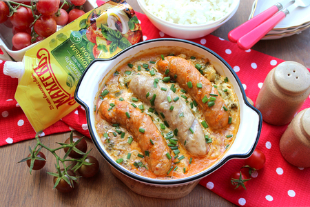 Нежные колбаски в ароматном луковом соусе: рецепт с майонезом