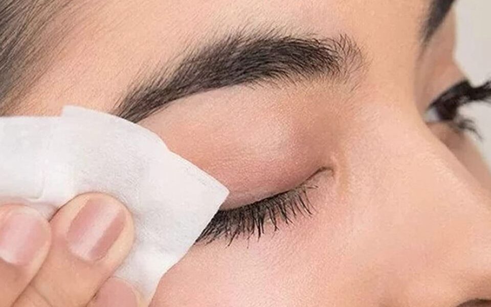 Как смыть водостойкую тушь: 5 проверенных способов для идеального демакияжа