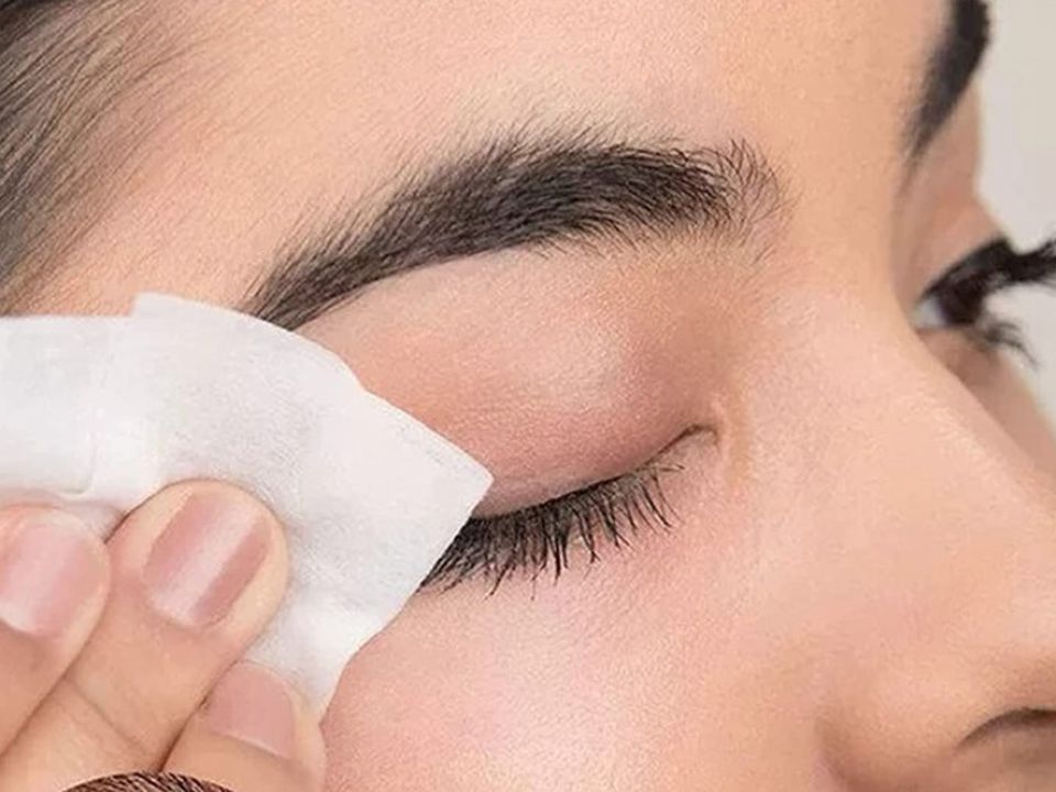 Как смыть водостойкую тушь: 5 проверенных способов для идеального демакияжа